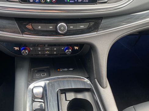 Used 2022 Buick Enclave Essence image 10