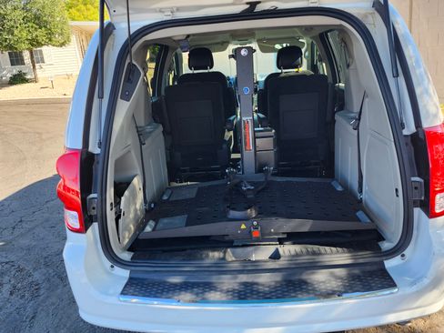 Used 2016 Dodge Grand Caravan SXT image 6