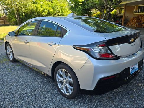 Used 2017 Chevrolet Volt Premier w/ Driver Confidence II Package FWD image 6