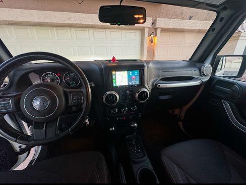 Used 2016 Jeep Wrangler Unlimited Rubicon w/ Connectivity Group image 11