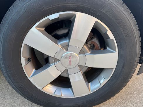 Used 2011 GMC Acadia SLT FWD image 12