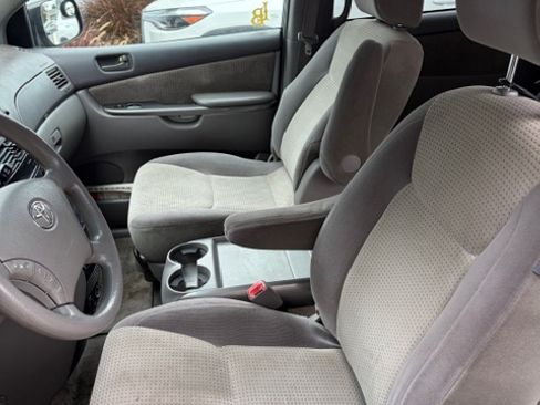 Used 2009 Toyota Sienna LE image 5