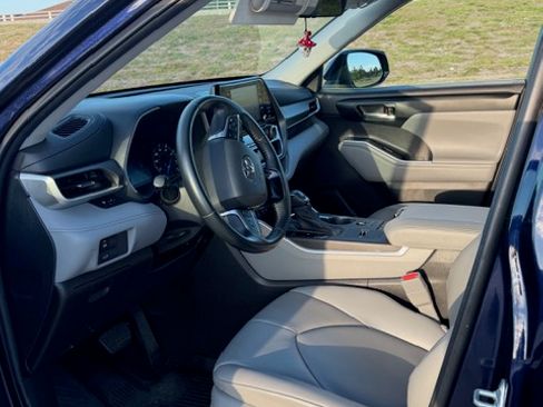 Used 2021 Toyota Highlander XLE FWD image 15