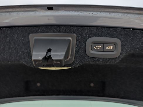 Used 2017 Volvo S90 T6 Momentum w/ Vision Package image 10