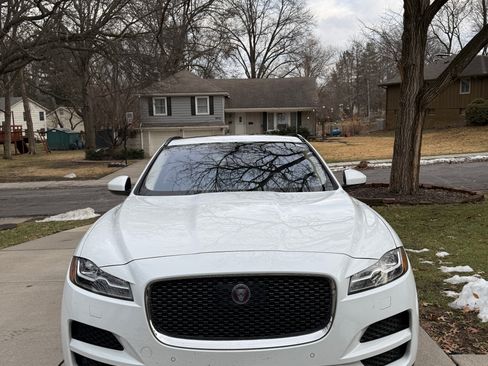 Used 2019 Jaguar F-PACE Prestige image 2