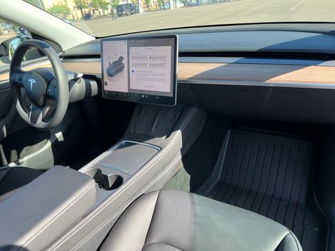Used 2024 Tesla Model Y 2WD image 10