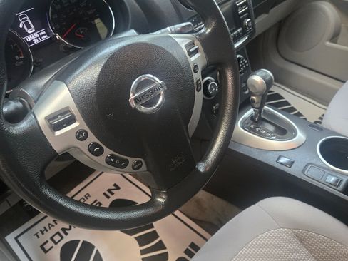 Used 2013 Nissan Rogue SV image 2