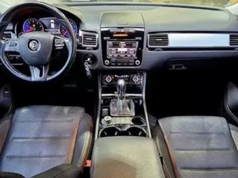 Used 2014 Volkswagen Touareg Sport image 5