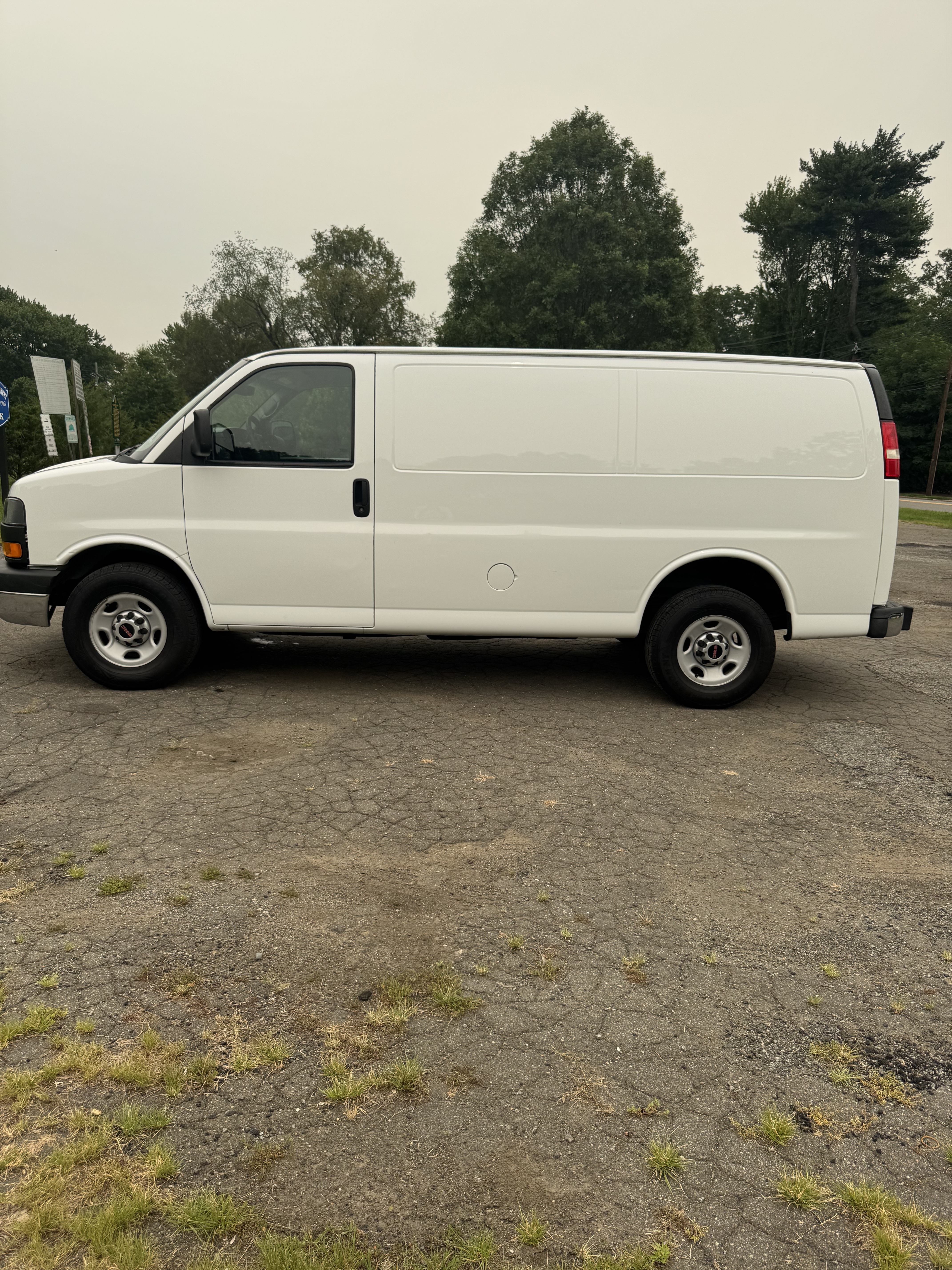 Used 2015 GMC Savana 2500 RWD image 1