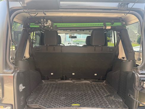 Used 2018 Jeep Wrangler Unlimited Sahara w/ Connectivity Group AWD/4WD image 6