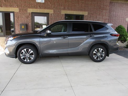 Used 2025 Toyota Highlander XLE AWD/4WD image 2