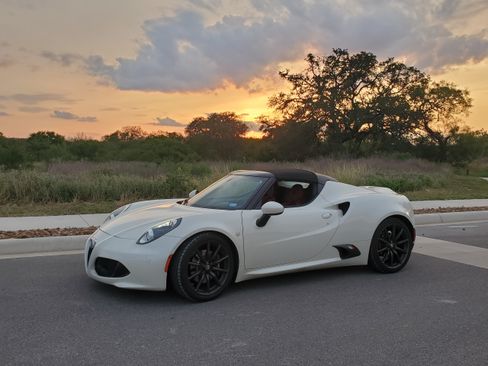 Used 2016 Alfa Romeo 4C Spider image 2