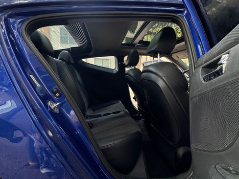 Used 2012 Hyundai Veloster w/ Style Pkg image 19