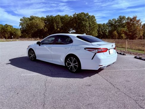 Used 2020 Toyota Camry SE image 2