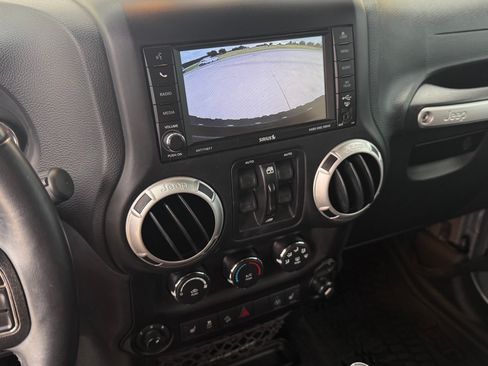 Used 2016 Jeep Wrangler Unlimited Rubicon w/ Connectivity Group AWD/4WD image 19