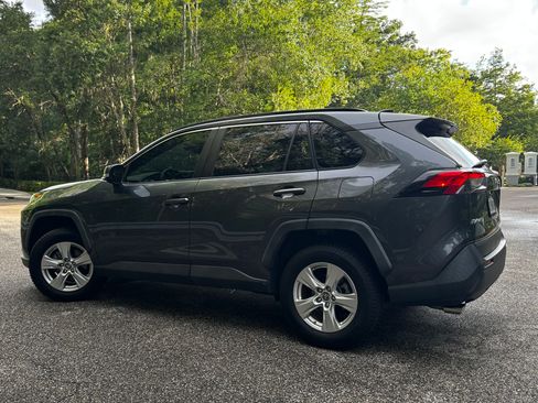 Used 2019 Toyota RAV4 XLE FWD image 5