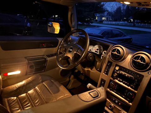 Used 2004 HUMMER H2 w/ Preferred Equipment Group image 6