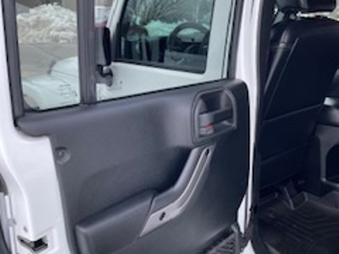 Used 2018 Jeep Wrangler Unlimited Sahara image 15