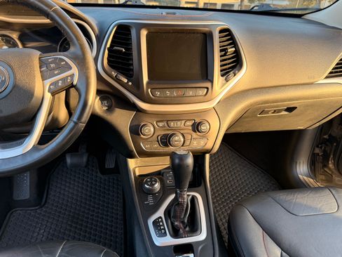 Used 2015 Jeep Cherokee Trailhawk w/ Comfort/Convenience Group AWD/4WD image 19