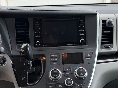 Used 2019 Toyota Sienna XLE w/ XLE Navigation Package FWD image 10