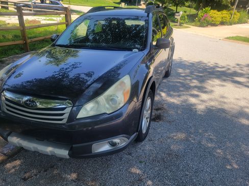 Used 2010 Subaru Outback 2.5i Limited image 6