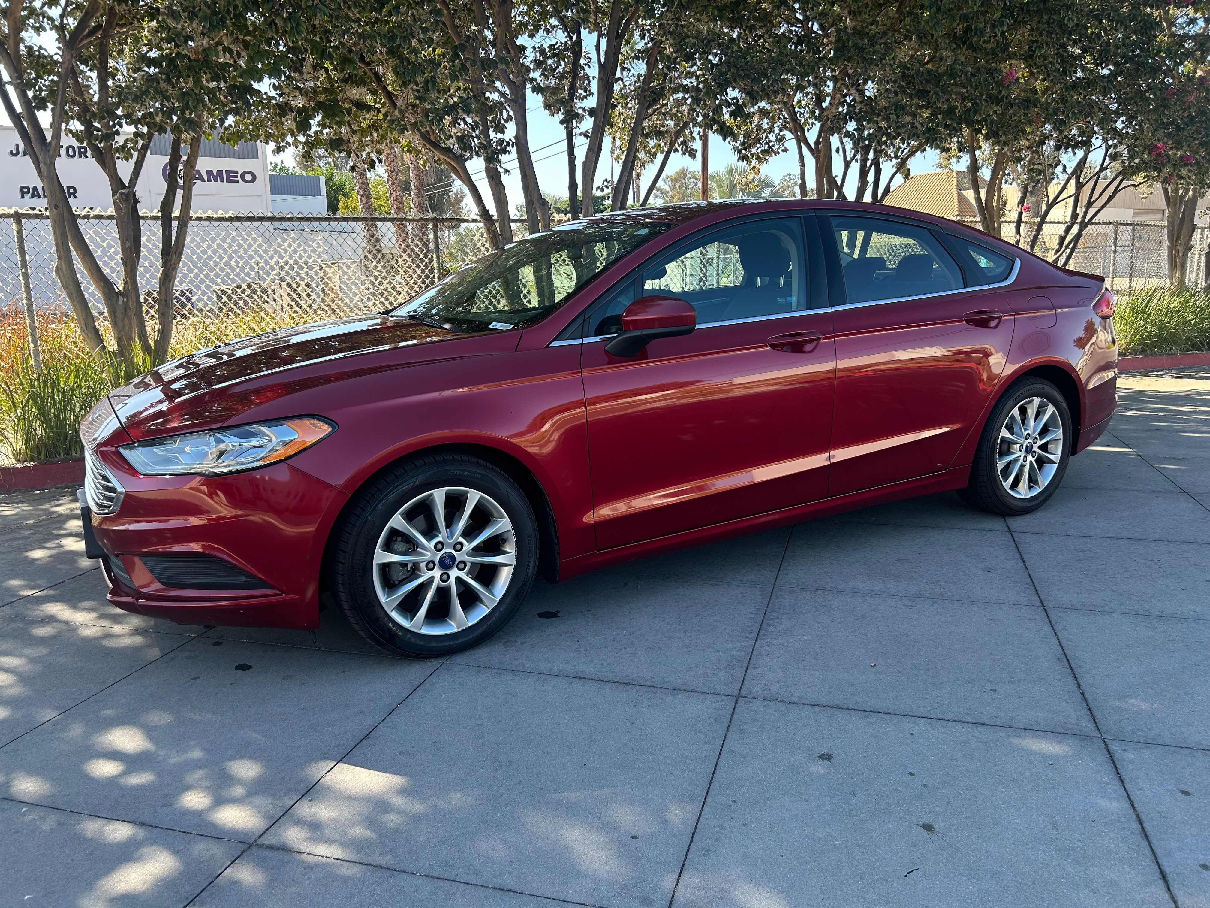 Used 2017 Ford Fusion SE w/ Fusion SE Technology Package FWD image 9