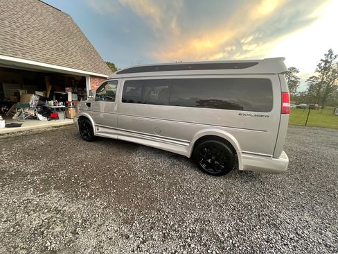 Used 2022 Chevrolet Express 2500 Extended w/ Enhanced Convenience Package image 10