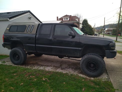 Used 1999 GMC Sierra 1500 SLE w/ Off-Road Chassis Pkg image 4
