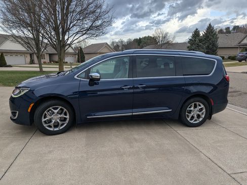 Used 2018 Chrysler Pacifica Limited w/ Advanced Safetytec Group image 1