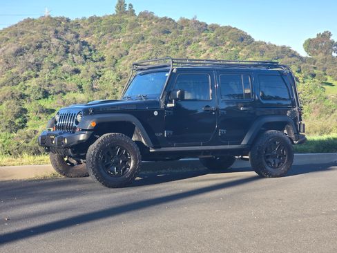 Used 2013 Jeep Wrangler Unlimited Sahara image 2