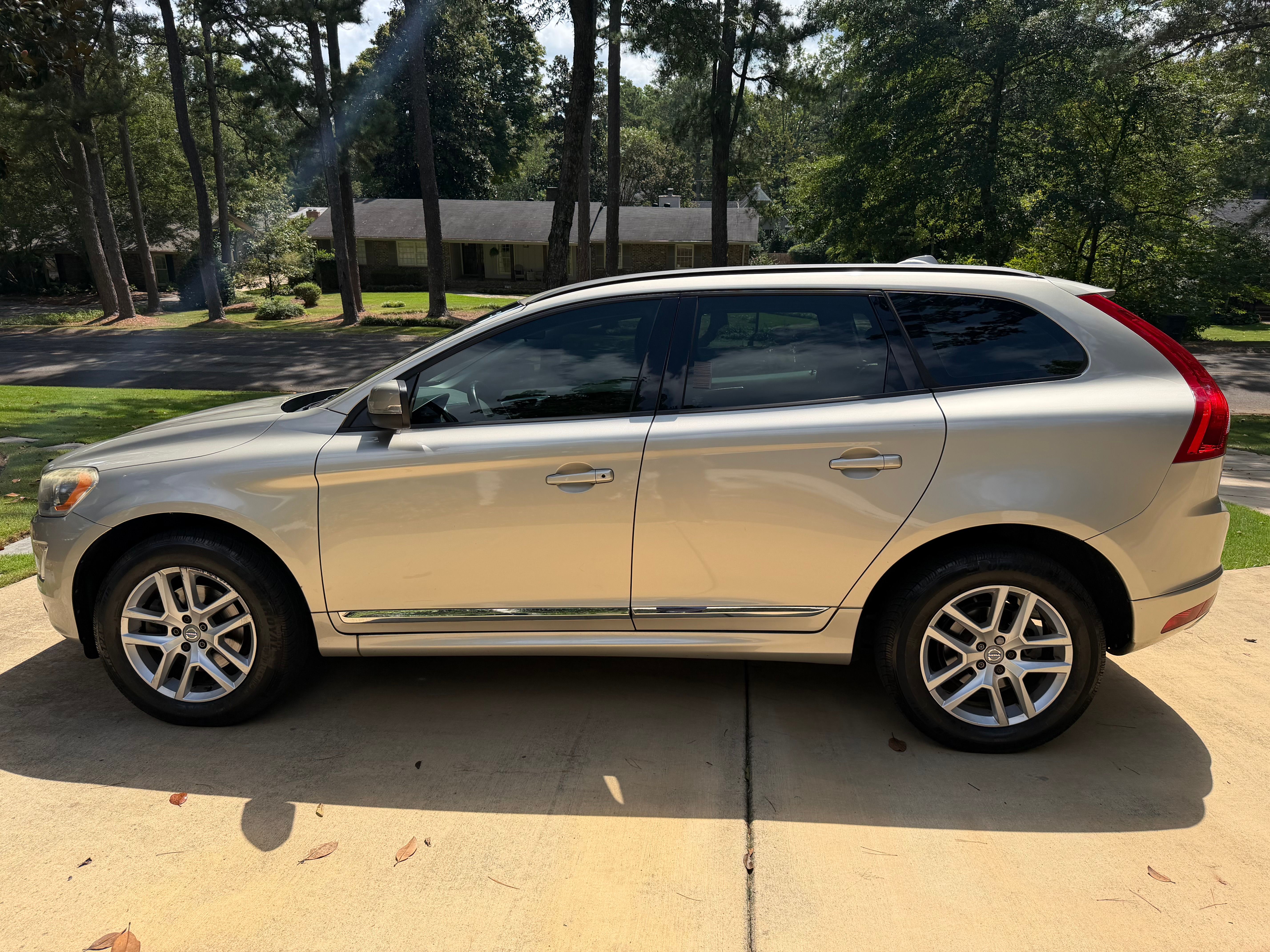 Used 2017 Volvo XC60 T5 FWD image 1