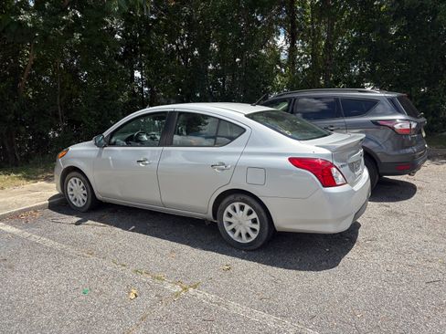 Used 2019 Nissan Versa SV image 2