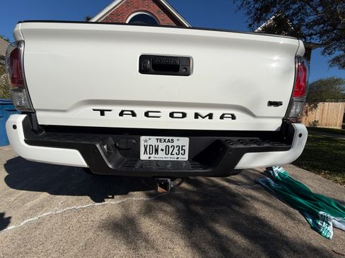 Used 2022 Toyota Tacoma TRD Sport w/ Technology Package image 18