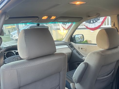 Used 2005 Toyota Highlander 2WD V6 w/ 3rd Row image 6
