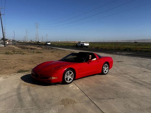 Used 2000 Chevrolet Corvette Coupe w/ Memory Pkg RWD image 4
