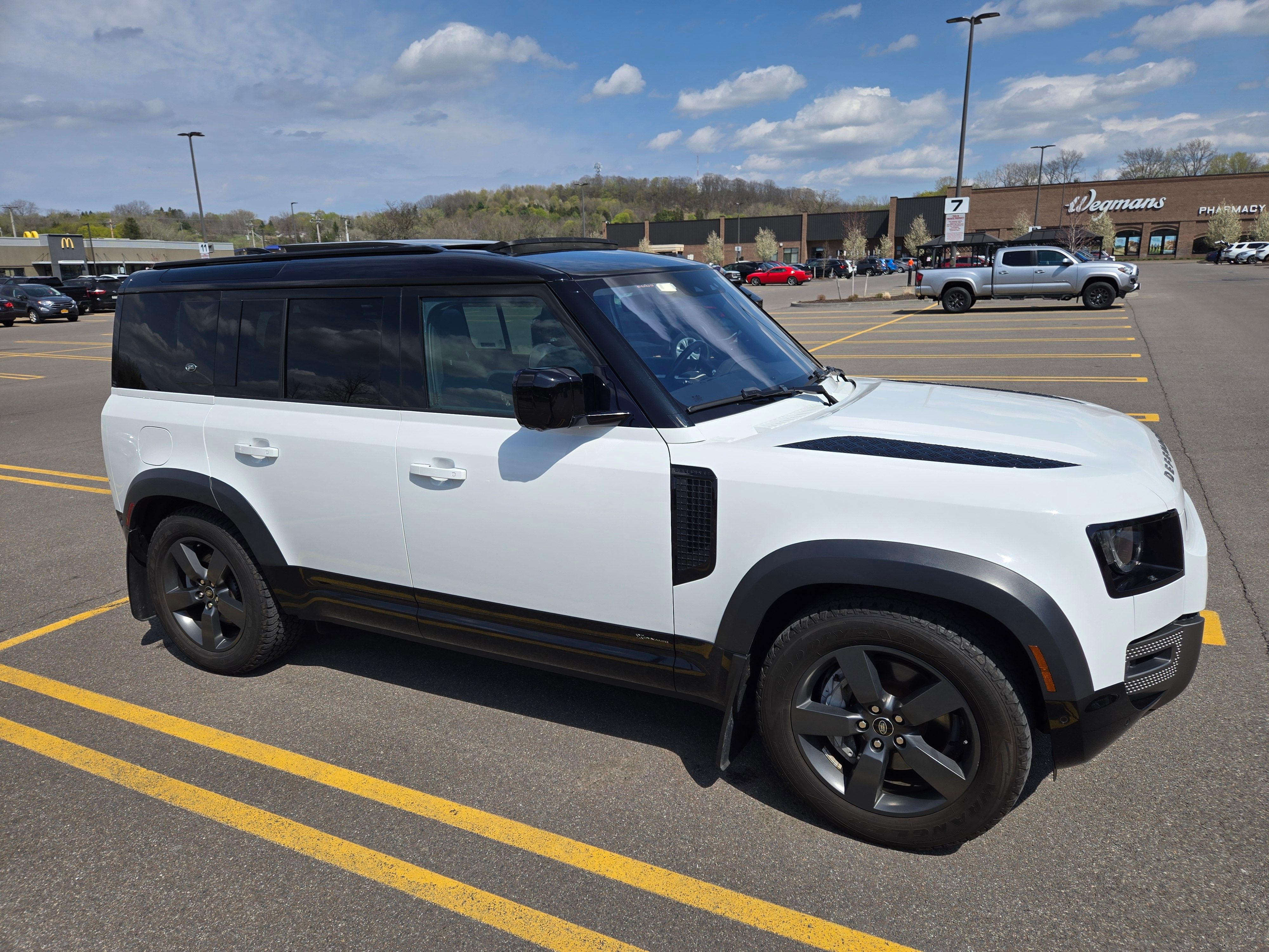 Used 2021 Land Rover Defender 110 X-Dynamic SE AWD/4WD image 2