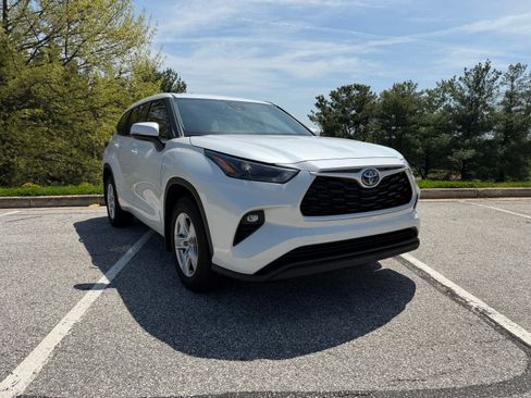 Used 2022 Toyota Highlander LE image 1