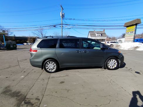 Used 2013 Toyota Sienna XLE image 6