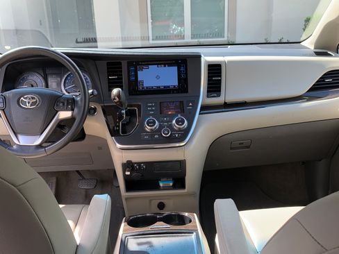 Used 2015 Toyota Sienna XLE image 11