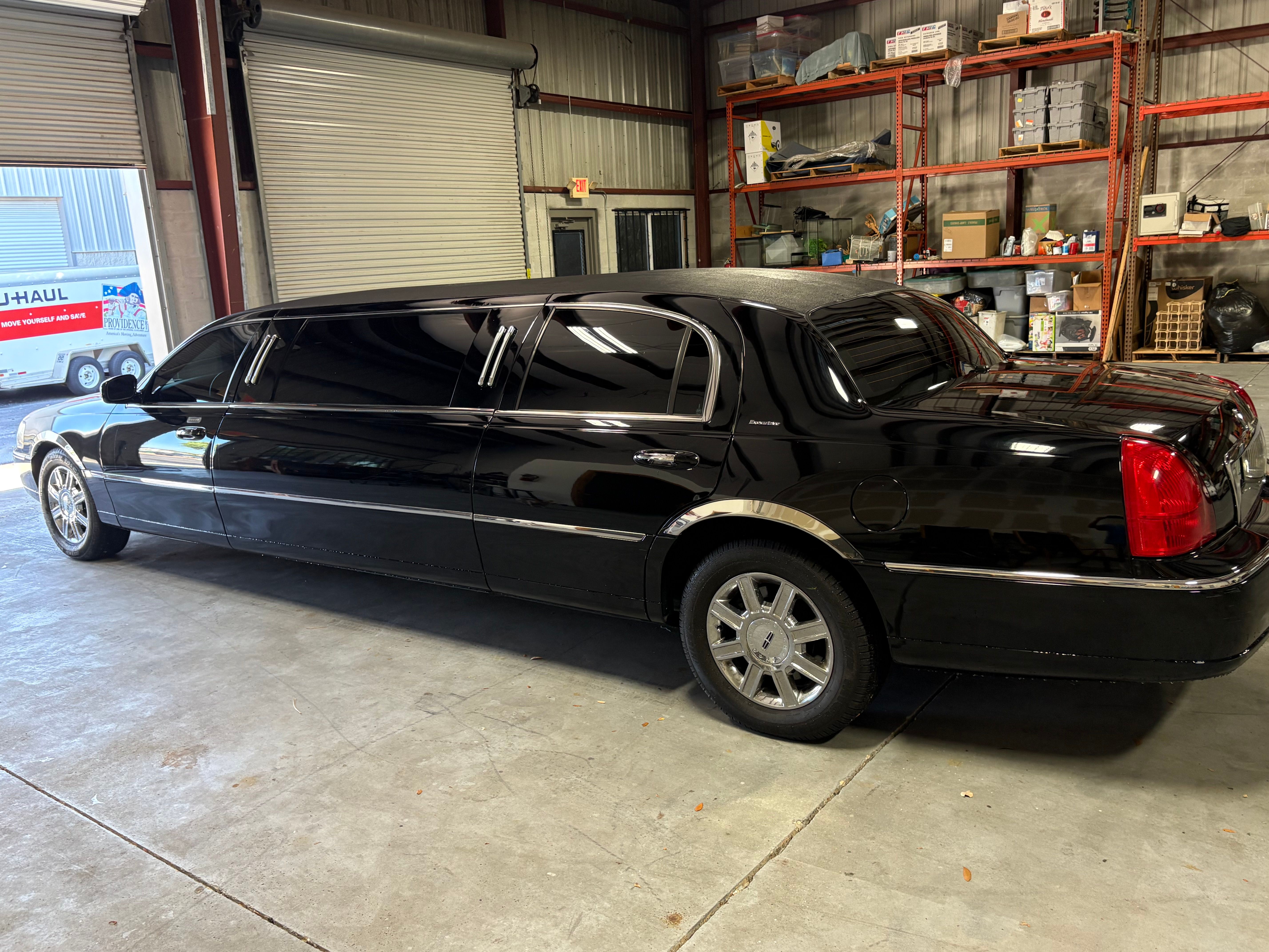 Used 2006 Lincoln Town Car Executive RWD image 6
