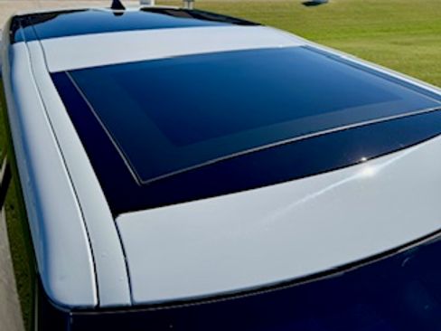 Used 2017 Land Rover Discovery SE image 4