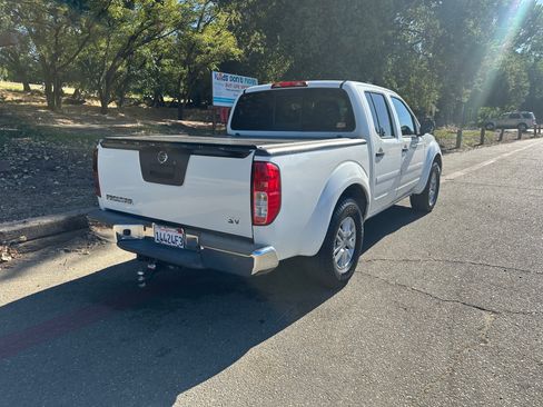 Used 2017 Nissan Frontier SV RWD image 2