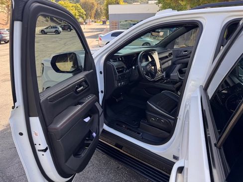 Used 2025 GMC Yukon XL AT4 Ultimate image 6