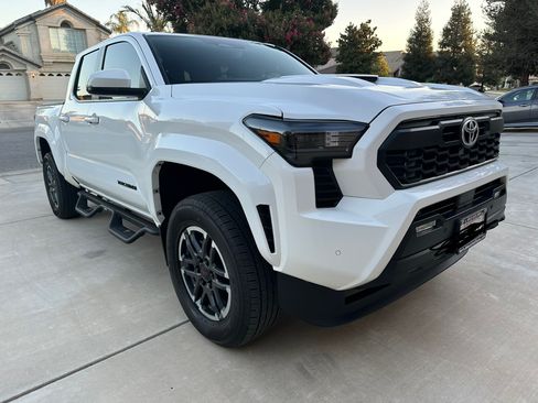 Used 2024 Toyota Tacoma TRD Sport w/ TRD Sport Upgrade Package RWD image 11