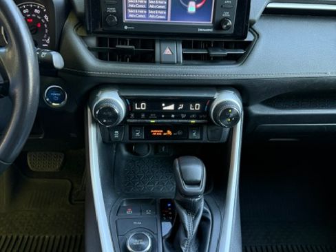 Used 2020 Toyota RAV4 XLE w/ XLE Grade Weather Package AWD/4WD image 4