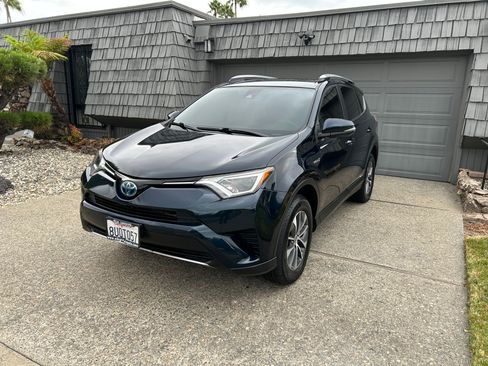Used 2018 Toyota RAV4 LE AWD/4WD image 1