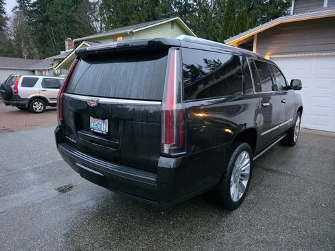 Used 2020 Cadillac Escalade ESV Platinum image 9