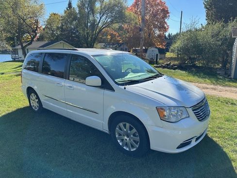 Used 2015 Chrysler Town & Country Touring image 2