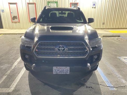 Used 2017 Toyota Tacoma TRD Sport image 5