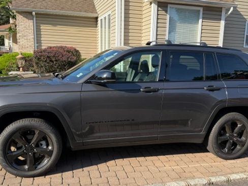 Used 2025 Jeep Grand Cherokee Limited w/ Black Appearance Package AWD/4WD image 2